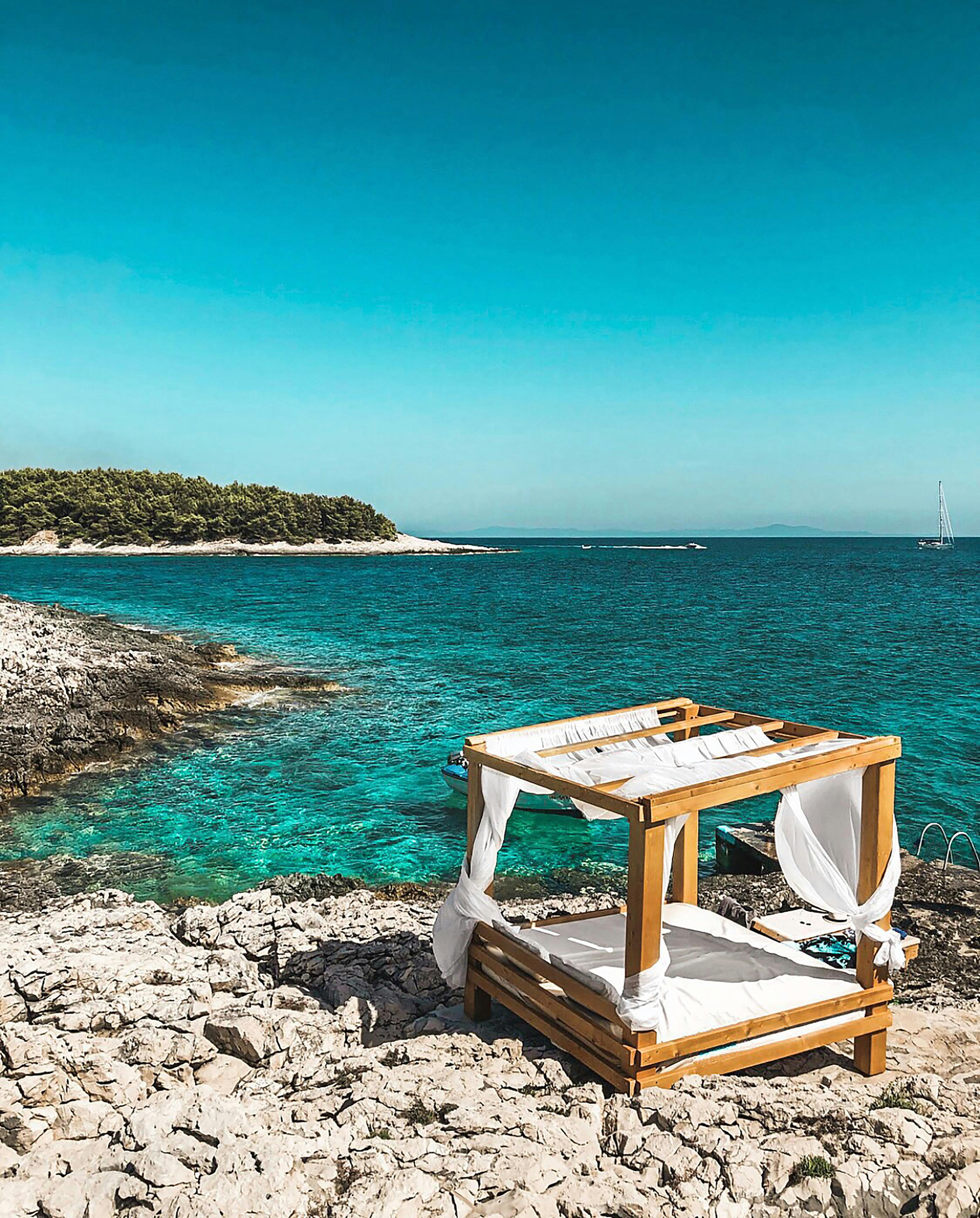 Coastal Cabana: The Perfect Blend of Peace and Modernity