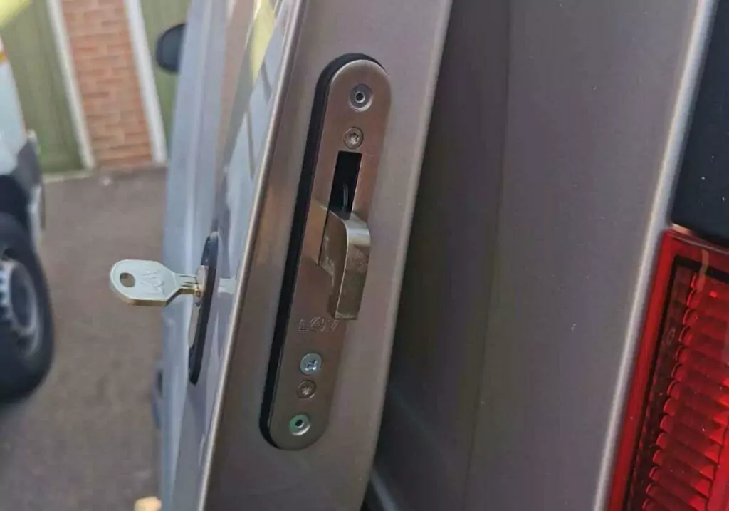 Come funzionano le serrature antifurto per furgoni e perché sceglierle